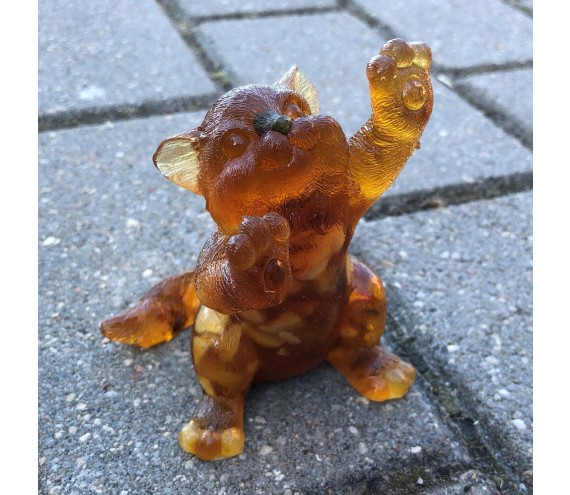 Кошка тянется Янтарная