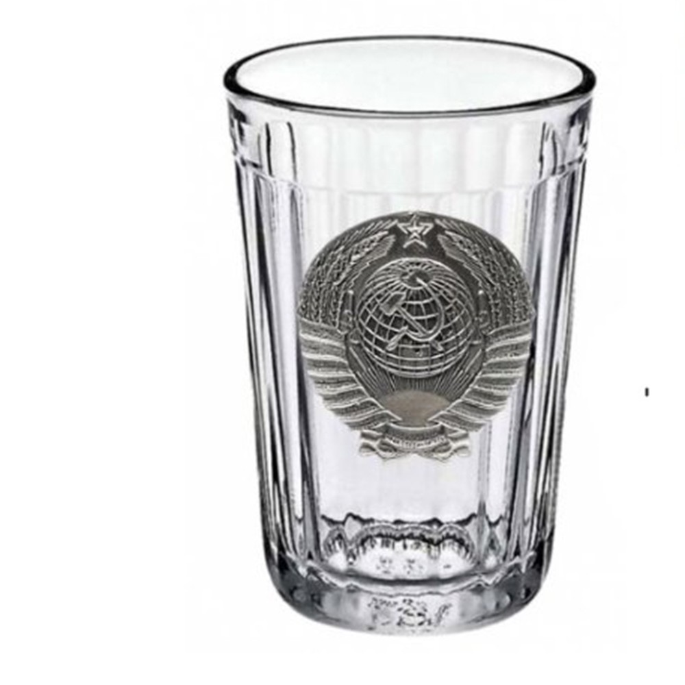Стакан. Граненый стакан. Старый стакан. Советский граненый стакан. Граненый стакан с водкой.